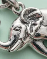 Dije de plata 925 con forma de elefante, con acabado pulido y detalles grabados.