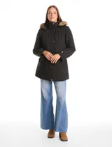 Gabardina impermeable de corte largo, color negro, con capucha desmontable con borde de piel sintética. Presenta cierre frontal oculto con botones a presión, cintura ajustable con jareta interna, bolsillos delanteros con solapa y detalle de costuras matelassé en hombros y bolsillos.