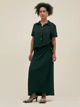 Camisa verde claro de manga corta con cuello camisero y botones.