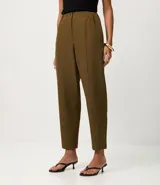 Pantalón femenino color verde oliva, confeccionado en crepé con modelo zanahoria, cintura alta y elástico para mayor comodidad. Posee cierre delantero con botón y bolsillos traseros.