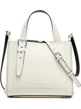 Cartera tipo tote de Calvin Klein, confeccionada en piel sintética lisa color blanco. Presenta doble asa de mano ajustable, correa cruzada extraíble y ajustable, cierre principal con cremallera y detalles metálicos plateados con el logo de la marca.