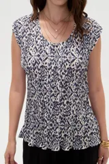 Blusa de poliéster sin mangas con cuello redondo y estampado geométrico en tonos marrones y blancos, de corte holgado y diseño fluido.