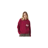 Cardigan de punto en color bordó, de manga larga, con cierre frontal de cremallera bidireccional y cuello camisero. Cuenta con bolsillos frontales ribeteados y un parche bordado en el pecho con las letras "EME" en color blanco.