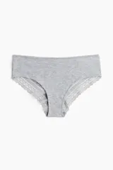 Pack de tres bombachas estilo hipster confeccionadas en punto de algodón con detalles de encaje en los bordes. El set incluye una prenda en color negro, una en blanco y una en gris melange. Cuentan con cintura estándar, refuerzo interior y cobertura media.