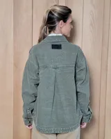 Sobrecamisa de denim con diseño de rayas verticales, corte holgado, cuello camisero, cierre frontal con botones y bolsillos delanteros aplicados.