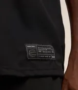 Musculosa deportiva de baloncesto negra con cuello y sisas en blanco. Estampado frontal con la leyenda "New York" y el número 7.