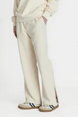 Pantalón negro de tiro alto, con tajo en el costado y pierna ancha.