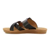 Sandalias bajas de mujer, color negro, con base marrón y tiras anchas cruzadas con perforaciones.