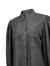 Blusa de jean color gris, de corte relajado, con cuello camisero, cierre frontal con botones metálicos, mangas largas abullonadas con puños ajustados y bolsillos frontales con solapa.