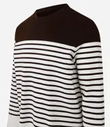 Remera masculina de algodón con cuello redondo y mangas largas. Presenta un diseño a rayas horizontales en blanco y negro, con bloques de color marrón en la parte superior y blanco en la inferior.