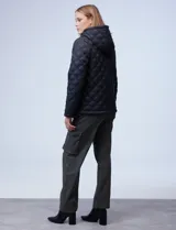 Campera capitoneada azul marino con capucha desmontable, cierre metálico central, bolsillos delanteros y avíos metálicos con logo de la marca Michael Kors.