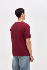 Remera de manga corta color bordó, confeccionada en algodón pesado con textura suave y calce relajado. Presenta un pequeño bordado de la marca en el pecho.