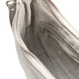 Cartera de cuero color hueso, modelo Paloma de XL, con diseño semicircular, cierre superior y logo metálico grabado en el frente.