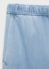 Pantalon palazzo de tiro medio confeccionado en tejido mezcla de algodón y lyocell. Presenta cintura con elástico, diseño largo y dos bolsillos laterales.