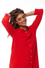 Vestido camisero rojo de corte midi, con cuello camisero, mangas 3/4 y cierre frontal con botones. Incluye bolsillos laterales.