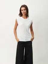 Remera blanca de corte clásico con cuello redondo y mangas cortas con detalle de hombreras.