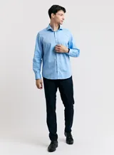 Camisa blanca de vestir, de corte clásico y manga larga.