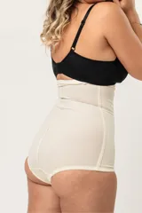 Faja modeladora reductora color beige, de alta contención y tela doble reforzada. Tiene prendido delantero con ganchos reforzados, breteles desmontables regulables y fundillo de algodón.