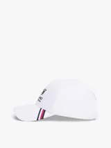 Gorra de béisbol blanca con visera curva, confeccionada en poliéster reciclado. Presenta el logo bordado de Cadillac Formula 1 Team en la parte frontal, ojales de ventilación y hebilla metálica de ajuste en la parte trasera.