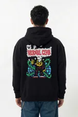 Hoodie negro de corte oversize con capucha amplia. Presenta un estampado gráfico colorido en la espalda con el texto 'Vernal Club' y una ilustración de estilo underground.