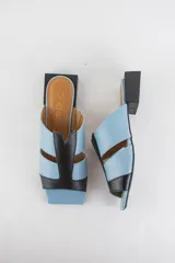 Sandalias descalzas de cuero combinadas en negro y beige, con taco cuadrado bajo y puntera cuadrada.
