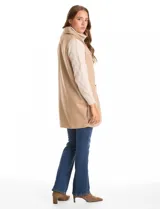 Chaleco largo de paño marca Barrington, color negro, con cuello solapa, cierre frontal con botones y bolsillos delanteros aplicados.