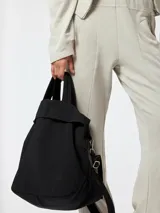 Pantalón jogger de corte holgado color beige, con cintura elástica, amplios bolsillos laterales y puños ajustados con goma.