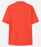 Remera de corte boxy con cuello redondo y mangas cortas. Confeccionada en algodón, presenta un diseño minimalista sin estampas con sisa caída.