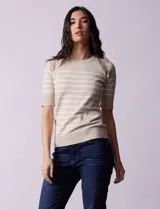 Buzo tejido en hilado fino color beige con rayas horizontales blancas, de la marca Cable & Gauge.