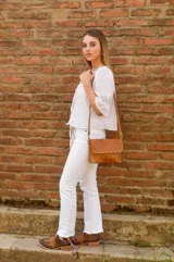 Bandolera de cuero color camel con correa larga regulable.