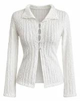 Camisa de textura crinkle color blanco, con cuello camisero, escote en V profundo y cierre frontal con botones. Calce entallado al cuerpo y manga larga.