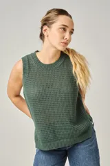 Chaleco verde de tejido de algodón calado, sin mangas y con cuello redondo. Tejido a mano en Uruguay.
