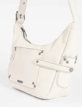 Bandolera de cuero vegano color negro, con diseño de bolsillo frontal decorado con tachas metálicas y costuras a la vista. Cuenta con correa larga regulable y cierre superior.