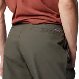 Pantalón de corte recto color verde oliva, con múltiples bolsillos utilitarios, incluyendo bolsillos de seguridad con cierre y bolsillo para cuchillo. Confeccionado con tecnología Omni-Shade UPF 50 para protección solar.