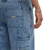 Pantalón de jean Billabong modelo Bad Dog, color azul claro, de corte recto y estilo carpintero.