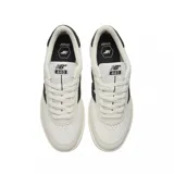Championes New Balance modelo 440, de diseño urbano con combinación de colores beige, blanco y negro. Presentan el logo N en contraste lateral, puntera reforzada y suela plana.