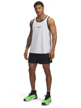 Short deportivo Under Armour Project Rock, color negro con detalles en blanco y verde neón. Confeccionado en tejido elástico ultraligero y resistente, cuenta con cintura elástica con cordón interno y bolsillos laterales.