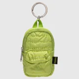 Charm en forma de mini mochila acolchada color verde lima, con cierre frontal, bolsillo pequeño y argolla metálica para colgar.
