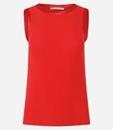 Top sin mangas color rosa claro, de corte ajustado, con cuello redondo y ribete de satén en el cuello y las sisas.