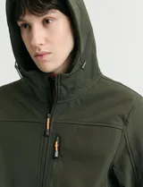 Campera softshell color verde militar, con capucha ajustable, cierre frontal completo y bolsillo vertical en el pecho con detalles en naranja.