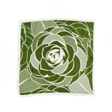 Pañuelo cuadrado de seda con estampado floral en tonos verde, blanco y negro.
