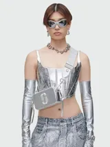 Bandolera Marc Jacobs modelo The Metallic Snapshot, color plateado, con logo de la marca en el frente.