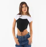 Corset negro con cordones en el frente.