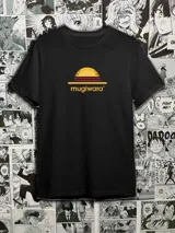 Remera negra de algodón con estampado del logo de Mugiwara (sombrero de paja) de la serie One Piece.
