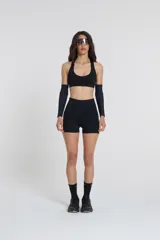 Minishort negro de tiro alto, con cintura con doble tela y recorte en la parte posterior.