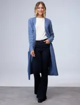Cardigan largo tejido de punto color celeste, marca Elle, con bolsillos delanteros.