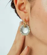 Aros tipo argolla dorados con dije circular de resina blanca y borde de strass.