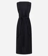 Vestido midi sin mangas de crepé negro, con escote redondo, espalda abierta con tiras cruzadas y tajo lateral en la falda.