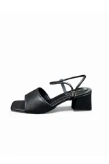 Sandalias de tacón Ana Paula modelo 75088, en color dorado, con tira ancha en la parte delantera y tiras finas en el talón. Cuenta con tacón ancho y bajo.