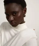 Blusa básica de punto marca Blue Steel, con cuello alto y manga larga. Confeccionada en tejido de punto recto con textura suave y cómoda.